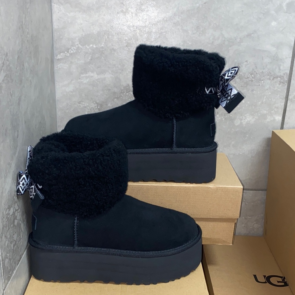 UGG CLASSIC MINI MAXI CURLY